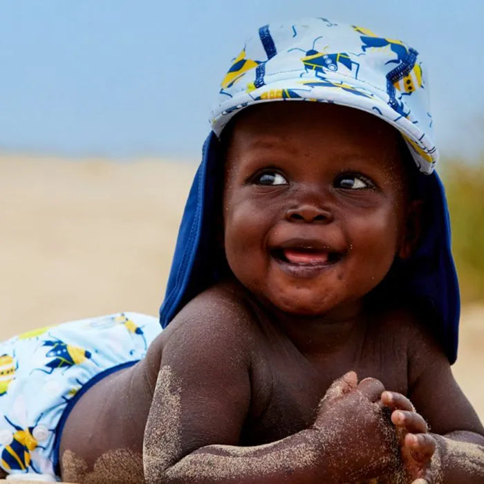 Baby trägt den UV Sonnenhut "Bugs Life" mit Sonnenschutzfaktor 50+