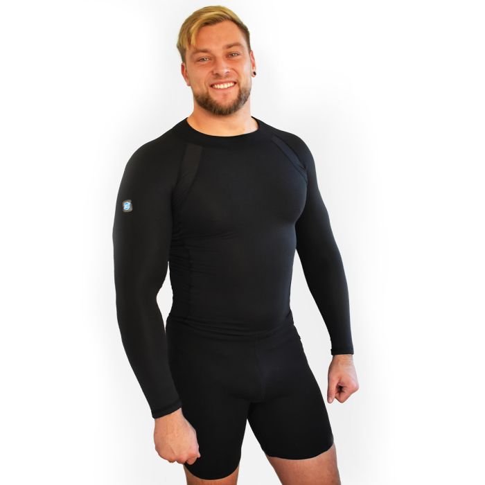 Mann trägt Neopren-Oberteil von SplashAbout