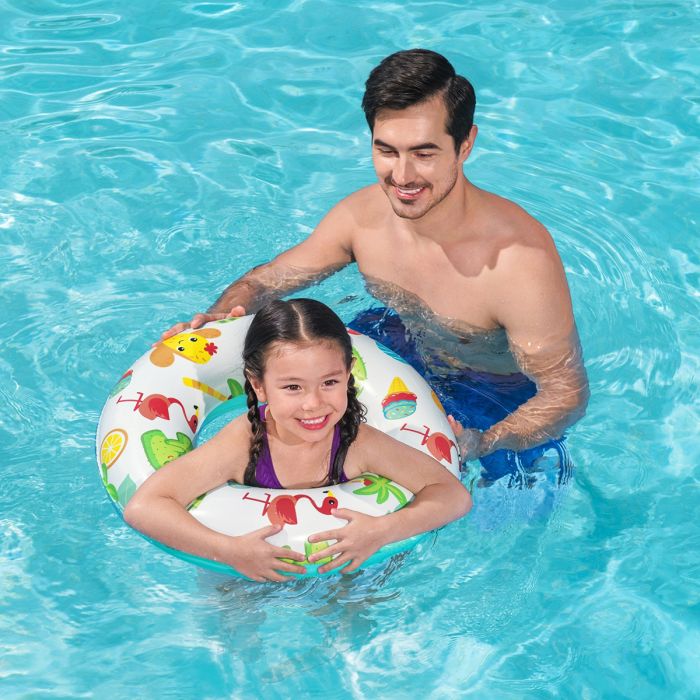 Mädchen trägt den Schwimmring Sommer im Wasser