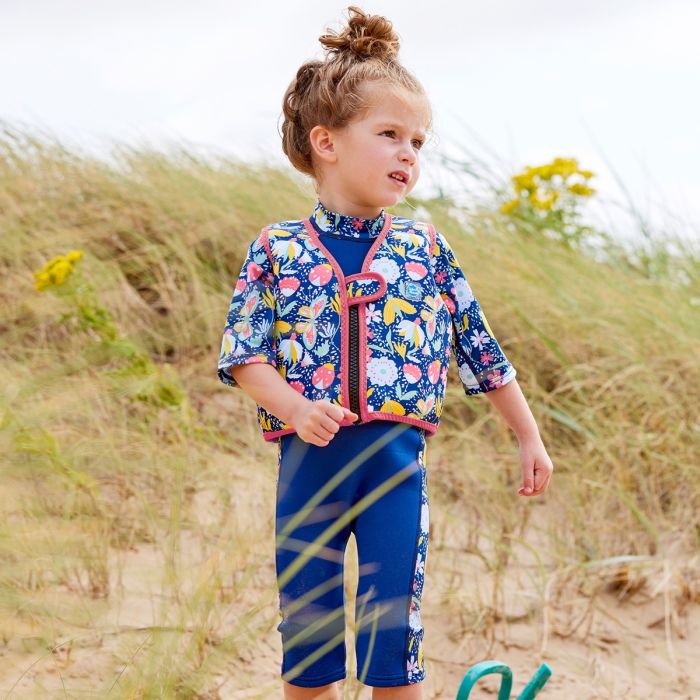 Mädchen trägt Kinder Schwimmweste Garden Delight am Strand