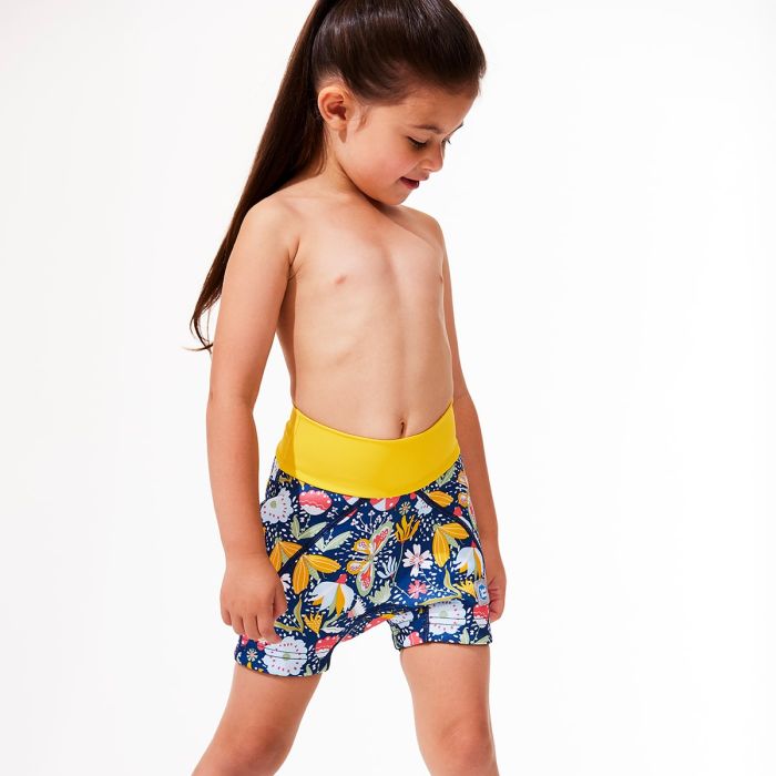 Mädchen trägt Badehose "Garden Delight"