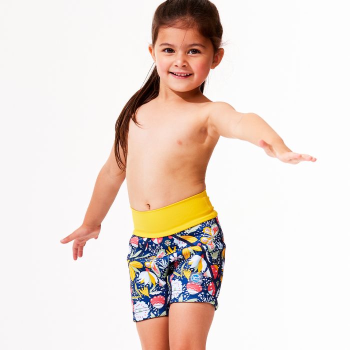 Mädchen trägt die Badehose "Garden Delight"