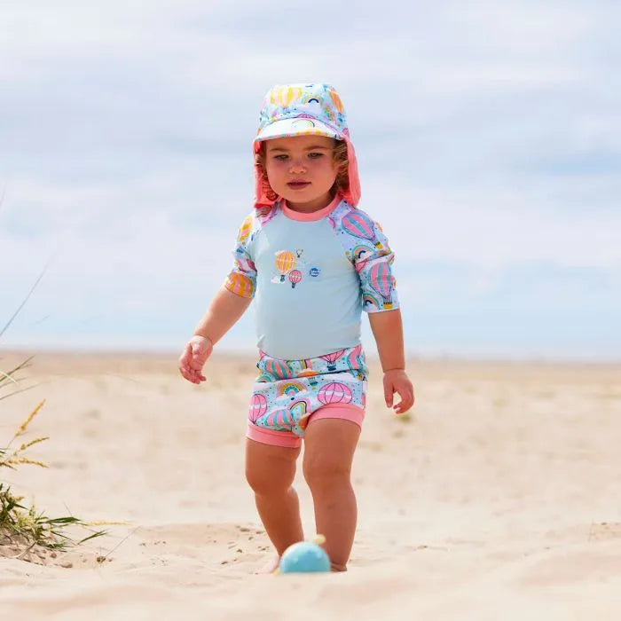 Mädchen am Strand trägt UV Sonnenschutzkleidung "Up and Away"