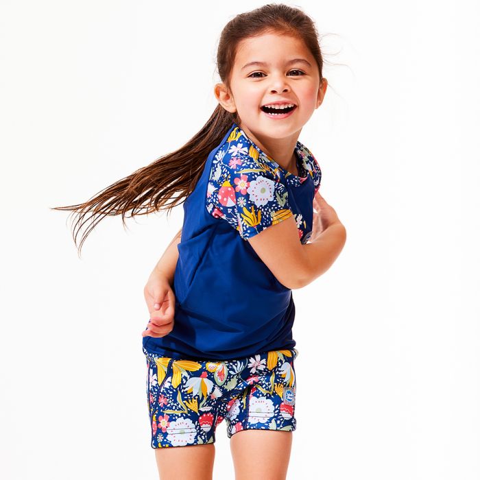 Mädchen trägt atmungsaktives UV Shirt "Garden Delight"