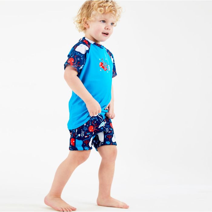 Junge trägt das UV Shirt "Under the Sea"