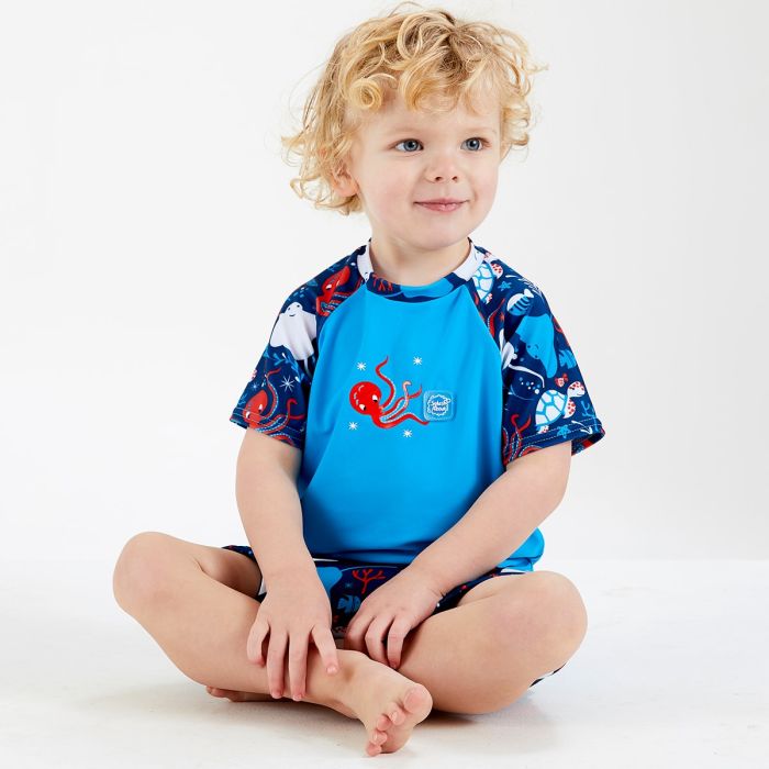 Junge trägt das UV Shirt "Under the Sea"