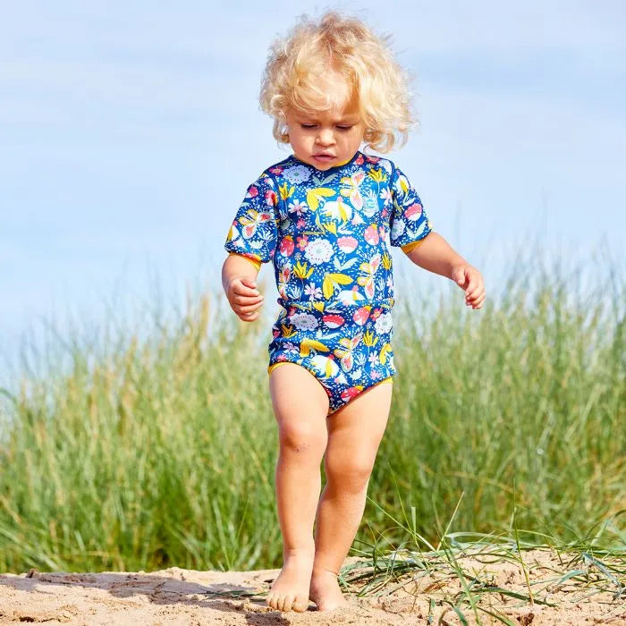 Mädchen trägt den Wetsuit "Garden Delight" mit dicht abschließenden Bündchen ohne Einschneiden in die Haut