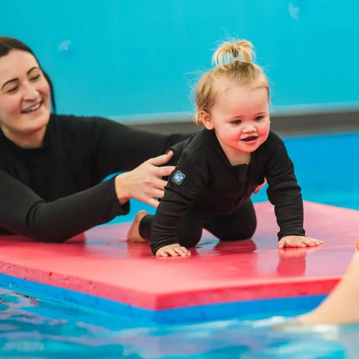 Volle Bewegungsfreiheit beim Tragen des Neoprenanzugs für Babys und Kleinkinder