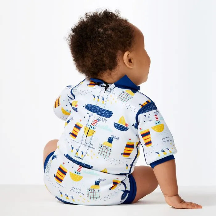 Der Neoprenanzug "Tug Boats" schneidet nicht in die Haut des Babys ein