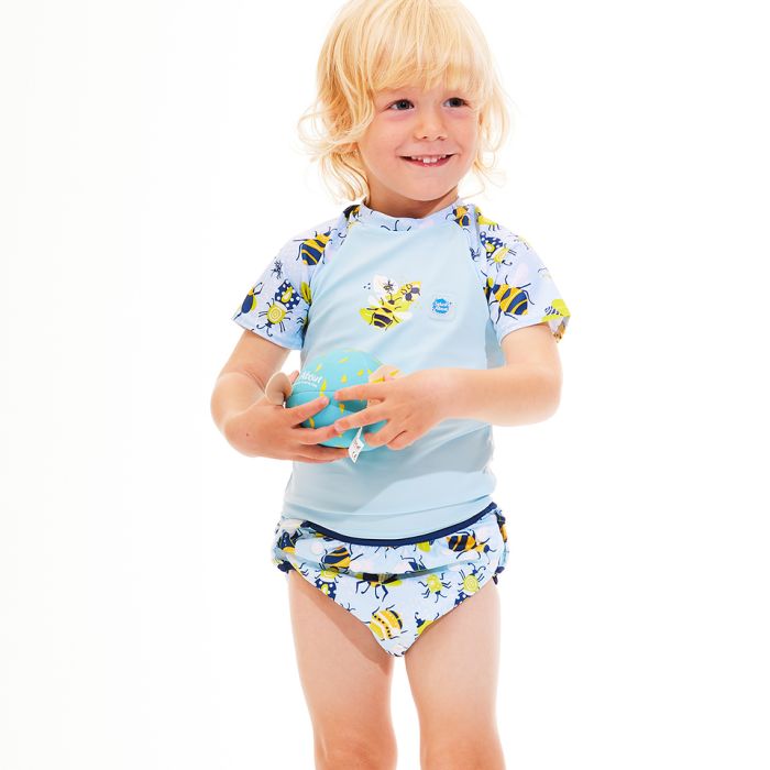 Junge trägt atmungsaktives UV Shirt "Bugs Life"