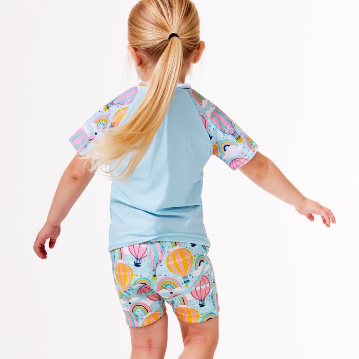 Mädchen trägt das UV Shirt "Up and Away"