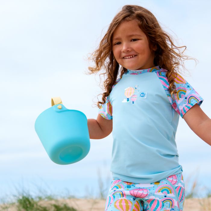 Mädchen trägt das UV Shirt "Up and Away" mit Sonnenschutzfaktor 50+