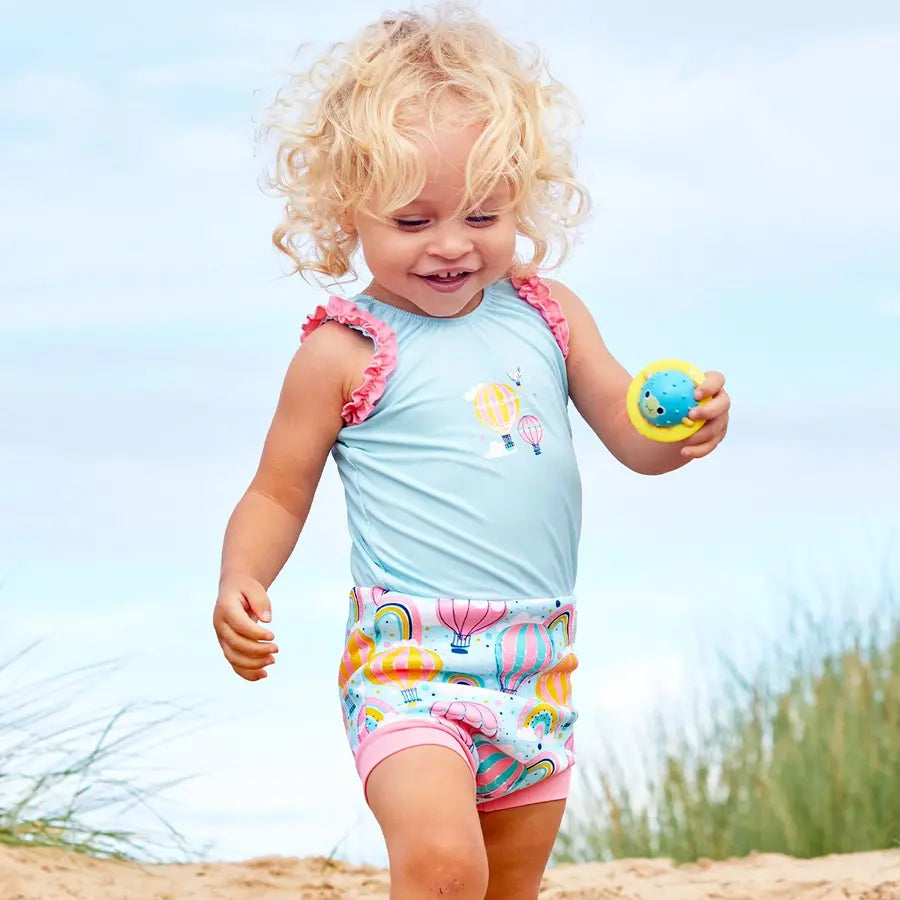 Nahaufnahme des Mädchens mit dem Badeanzug am Strand