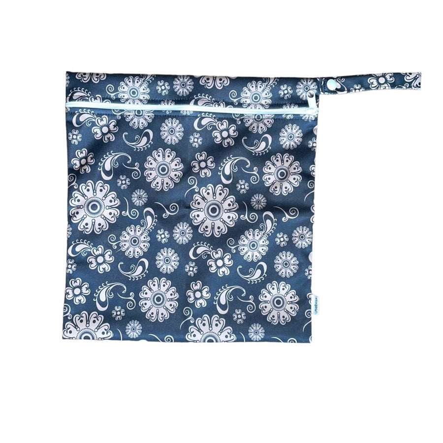 Nassbeutel in schwarz mit weißen Blumen