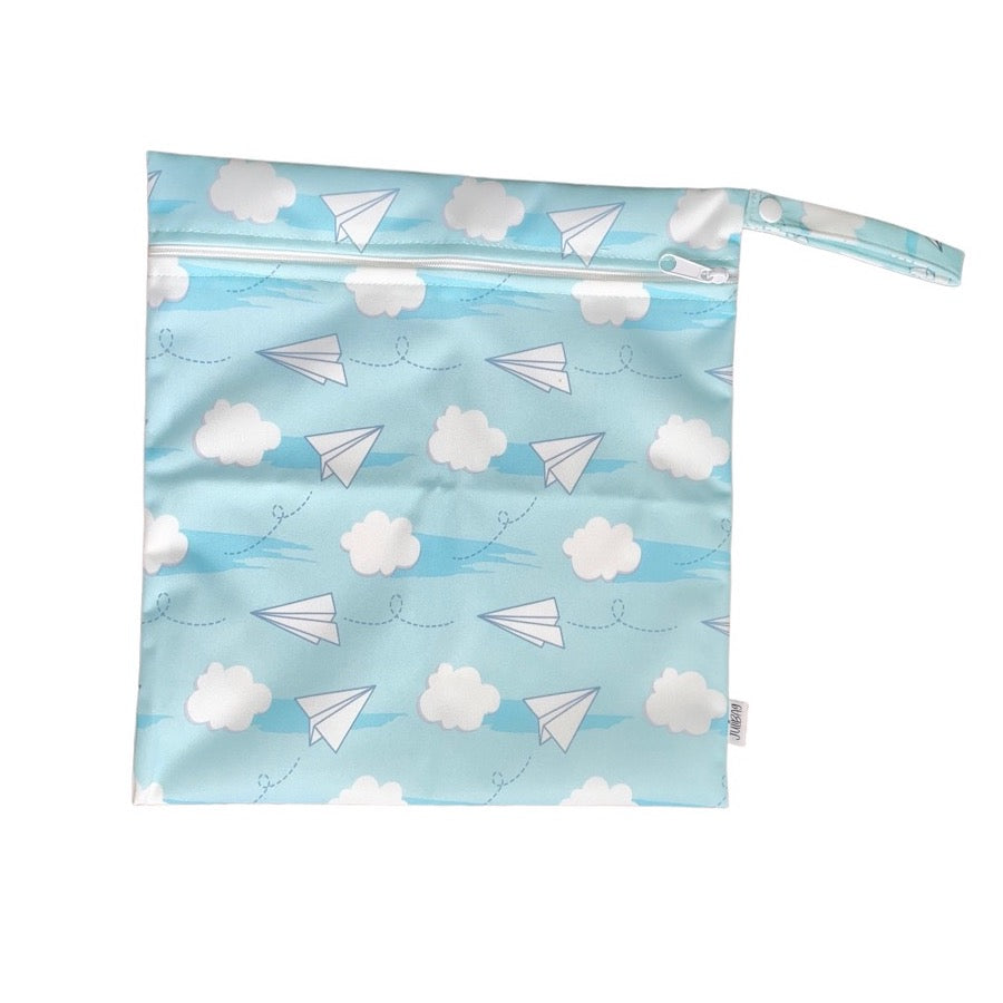 Nassbeutel in blau mit Papierfliegern und Wolken