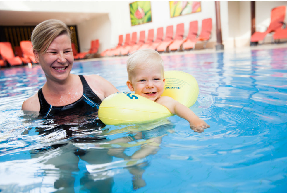 Mama und Kind mit Swimi im Wasser