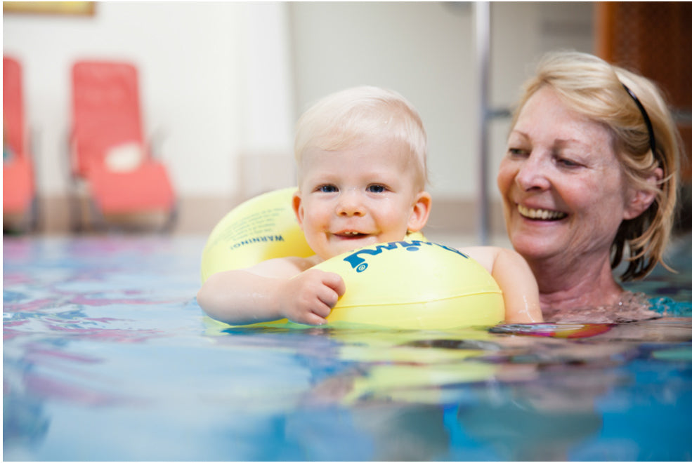 Kind im Swimi im Wasser