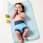 Kind trägt Schwimmwindel "Blue Cobalt" und liegt auf antibakterieller Wickelunterlage