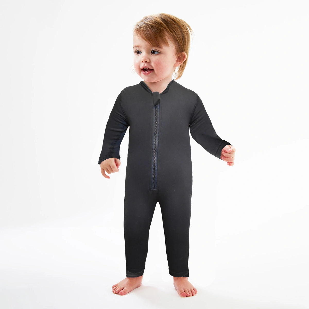 Baby trägt einen Neoprenanzug
