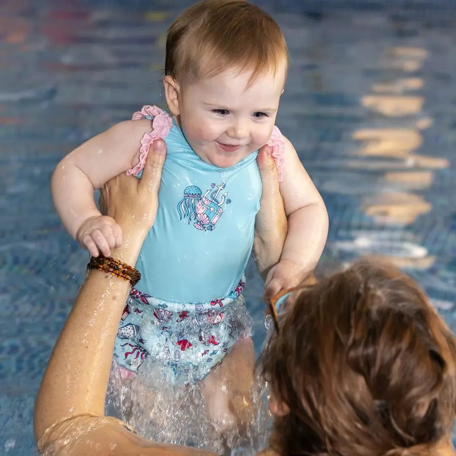 Mädchen trägt den Badeanzug im Wasser