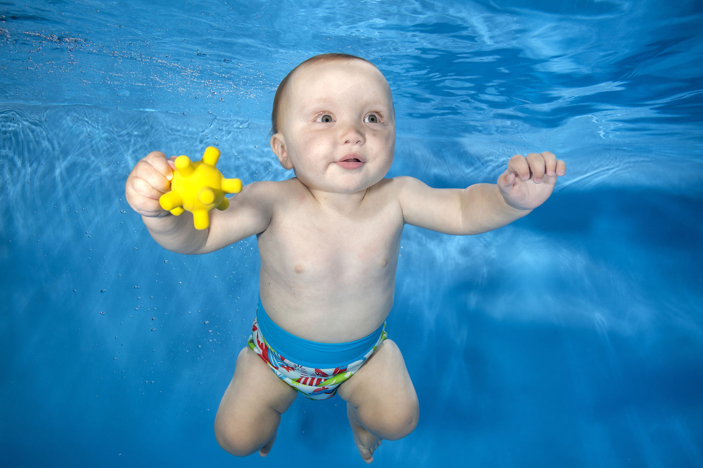 Baby spielt mit Zahnungsball