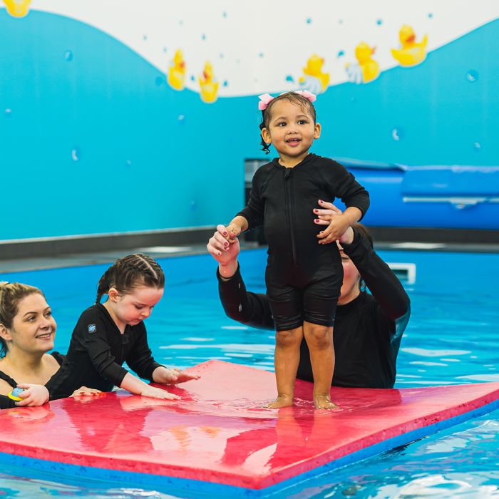 Mädchen trägt den Neoprenanzug im Schwimmkurs