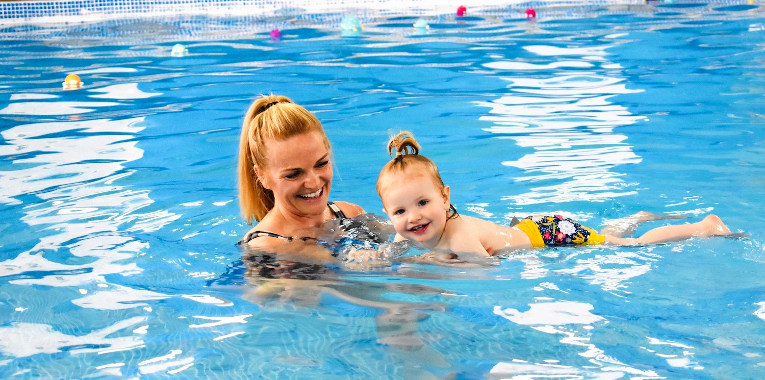 Babyschwimmen: Vorteile, Nachteile und das optimale Einstiegsalter