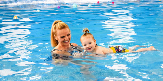 Babyschwimmen: Vorteile, Nachteile und optimales Einstiegsalter deines Kindes