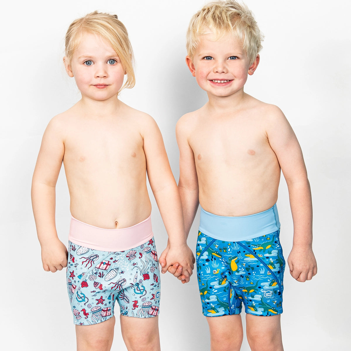 Junge und Mädchen tragen jeweils eine Badehose von SplashAbout