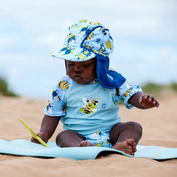Kleiner Junge trägt UV Sonnenschutzkleidung bestehend aus Sonnenhut und Schwimmanzug "Bugs Life"
