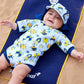 Kleiner Junge am Strand trägt den UV Sonnenhut "Bugs Life"