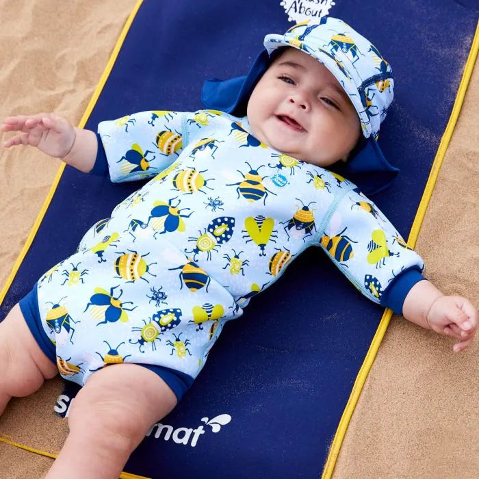 Kleiner Junge am Strand trägt den UV Sonnenhut "Bugs Life"