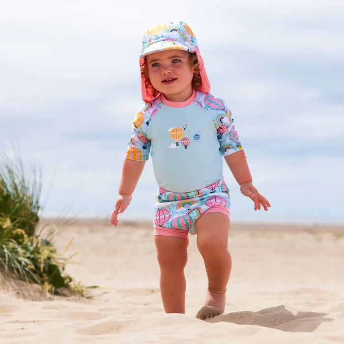Mädchen am Strand trägt den UV Sonnenhut "Up and Away"