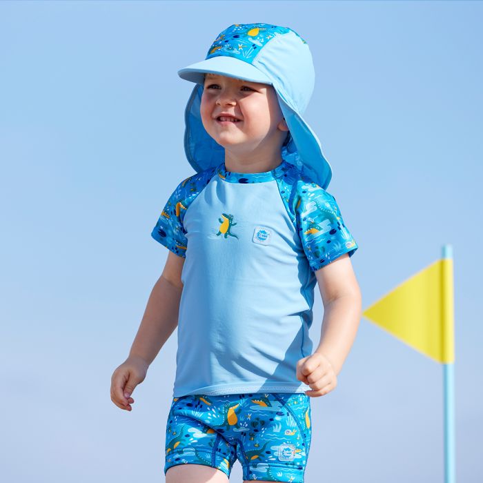 Junge trägt den UV Sonnenhut "Crocodile Swamp" mit Sonnenschutzfaktor 50+