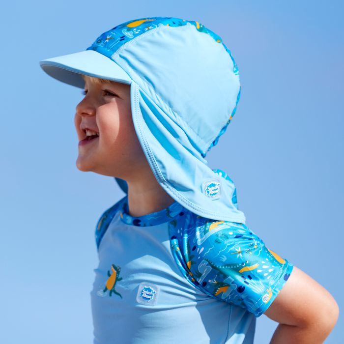 Junge trägt den UV Sonnenhut "Crocodile Swamp" mit Nackenschutz