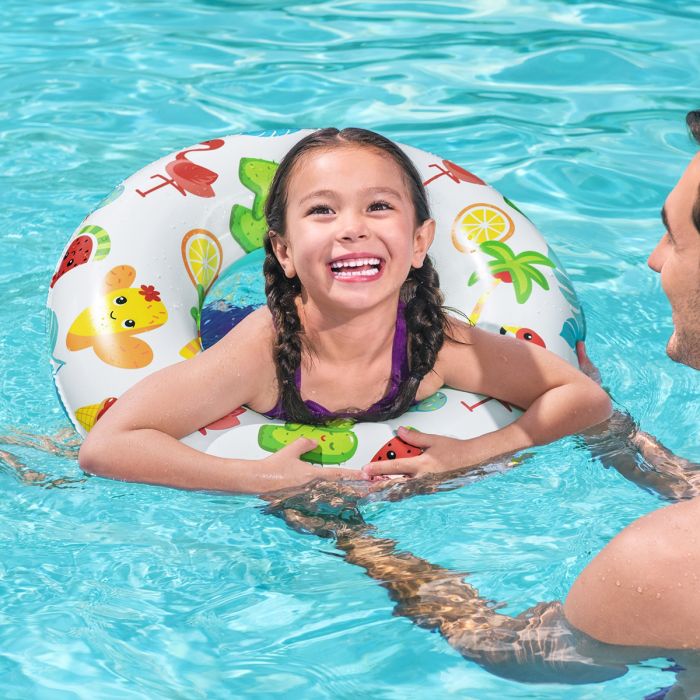 Mädchen trägt den Schwimmring Sommer im Wasser