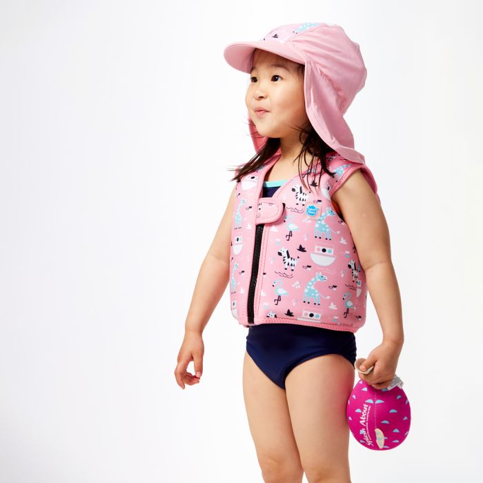 Mädchen trägt Kinder Schwimmweste Nina's Ark von SplashAbout
