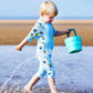 Junge trägt UV Schwimmanzug "Bugs Life" am Strand