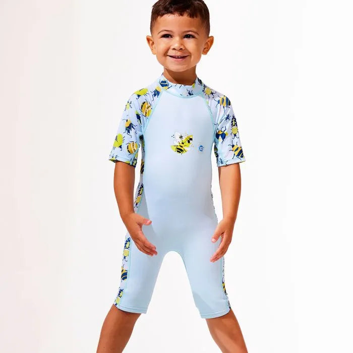 Junge zeigt volle Bewegungsfreiheit beim Tragen des UV Schwimmanzug "Bugs Life"