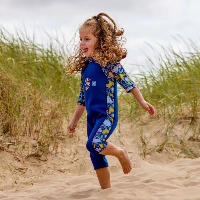 Mädchen zeigt volle Bewegungsfreiheit des UV Schwimmanzug "Garden Delight"