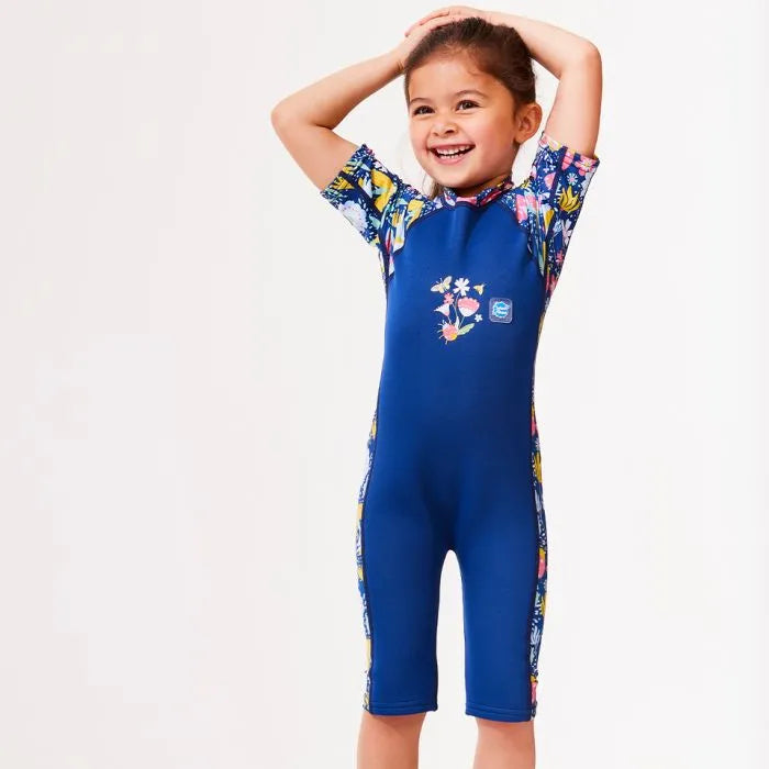 Mädchen trägt UV Schwimmanzug "Garden Delight"