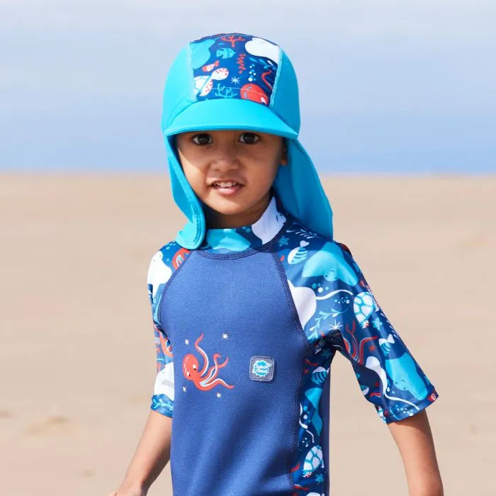 Junge trägt UV Schwimmanzug "Under The Sea" und passenden UV Sonnenhut