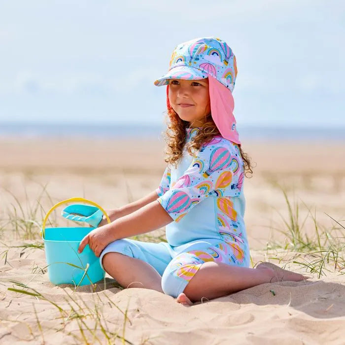 Mädchen zeigt volle Bewegungsfreiheit beim Tragen des UV Schwimmanzugs "Up And Away"