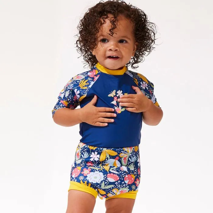 Mädchen trägt UV Schwimmanzug für Babys "Garden Delight"