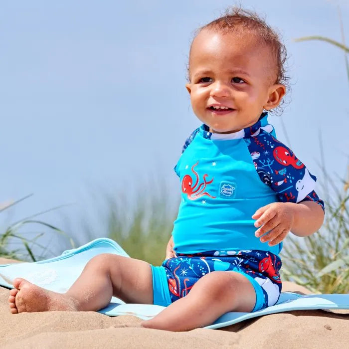 Jinge am Strand trägt UV Schwimmanzug für Babys "Under the Sea"