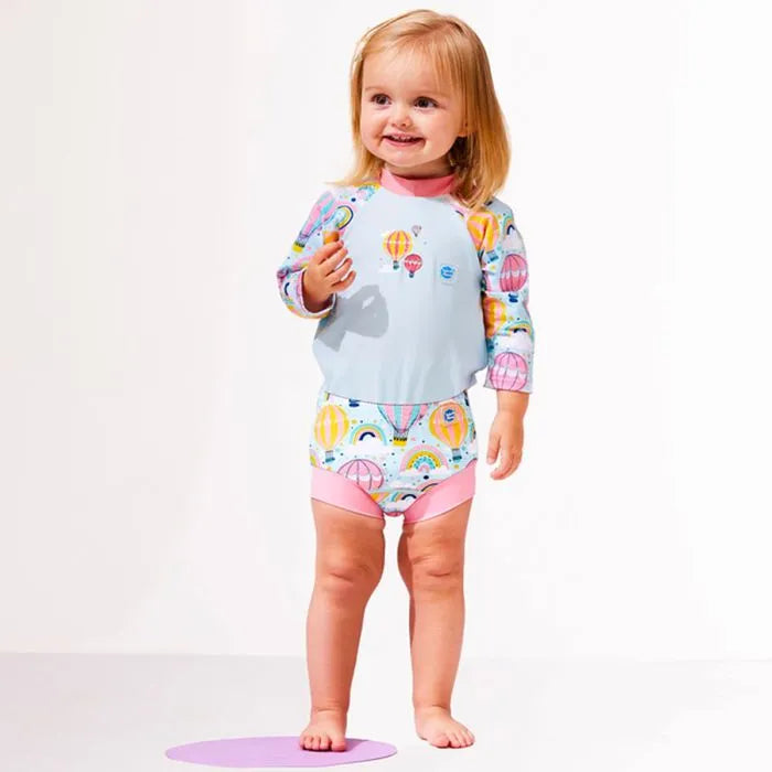 Glückliches Mädchen trägt UV Schwimmanzug "Up and Away"