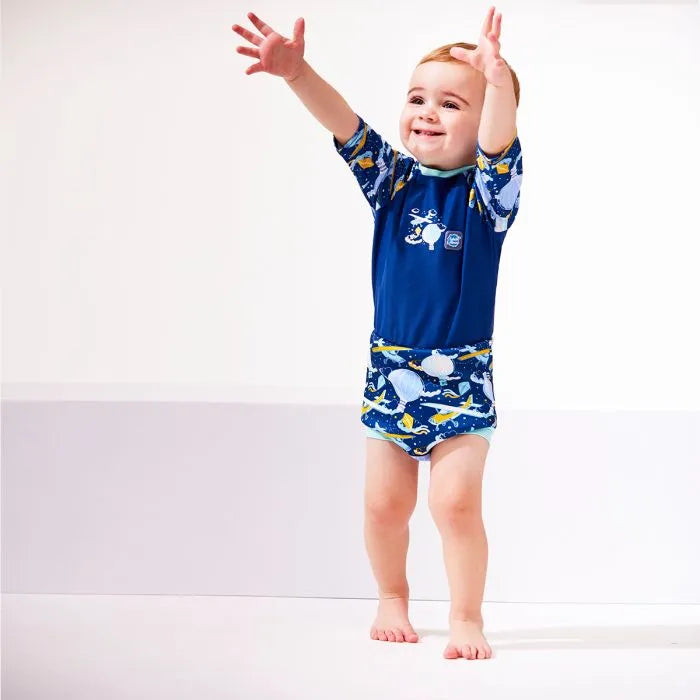 Junge trägt UV Schwimmanzug "Up in the Air" und zeigt volle Bewegungsfreiheit