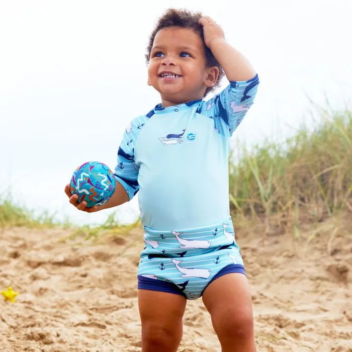 Junge am Strand trägt den UV Schwimmanzug "Vintage Moby"