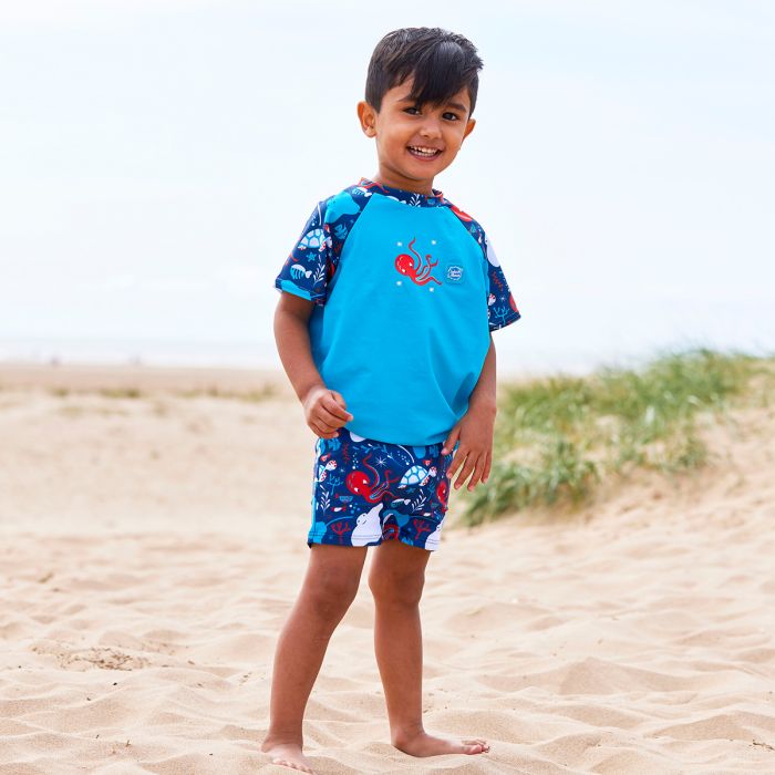 Junge trägt das UV Shirt "Under the Sea" mit Sonnenschutzfaktor 50+