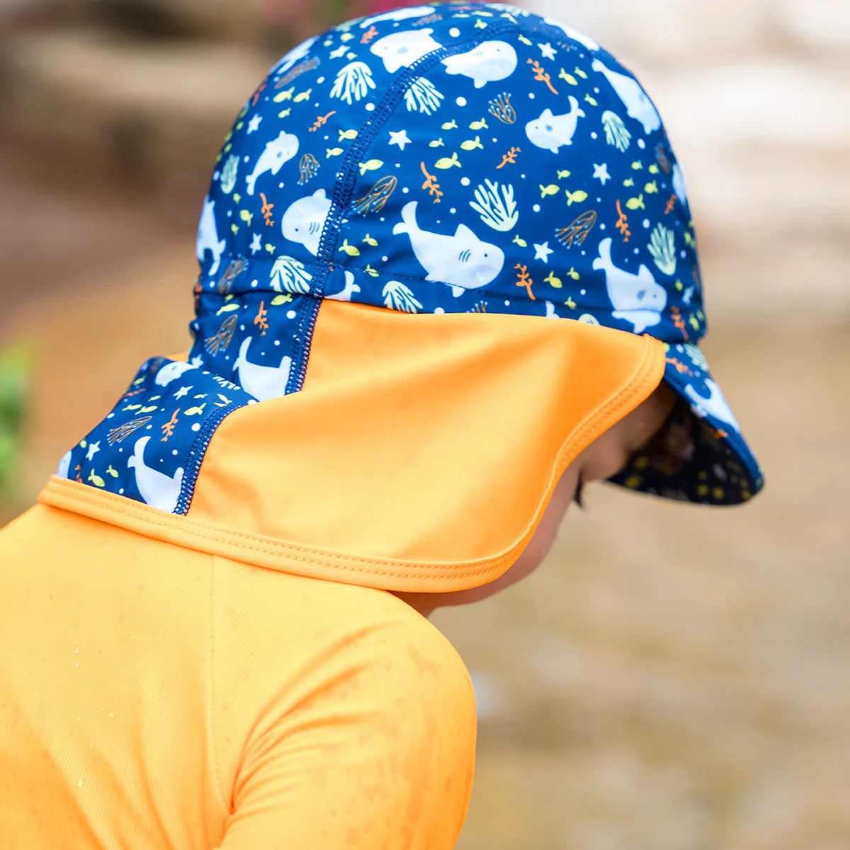 UV Sonnenhut mit Nackenschutz für Baby und Kind "Shark Reef"